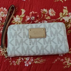 Michael kors wristlet